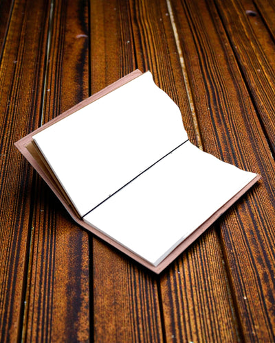 Das Abenteuer beginnt – rotes handgefertigtes Leder-Notizbuch 22 × 12 × 1,5 cm, 80 Seiten