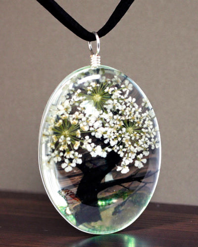 Weiße Harmonie – Weißes Schmuckset mit getrockneten Blumen Baum des Lebens