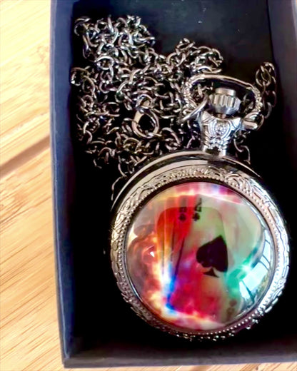 Taschenuhr "Magisches Deck" - Stilvolles Accessoire aus Edelstahl, personalisiert mit Gravur als Geschenk