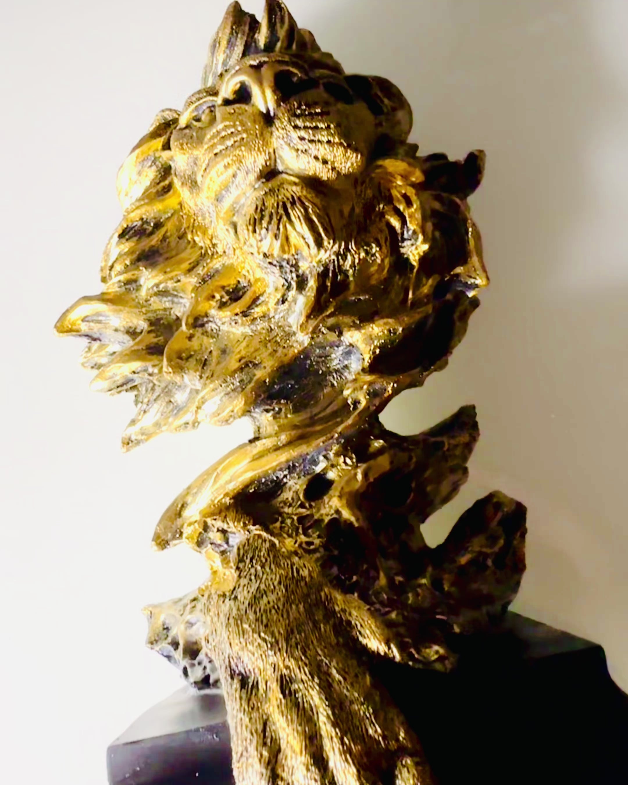 Königlicher Löwe - Majestätische Dekorationsfigur mit Gravurmöglichkeit, 2 Farbvarianten zur Auswahl, als Geschenk
