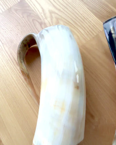 Gehämmerter Krug 'Majstersztyk' mit Personalisierung durch Gravur - 5 Farbvarianten