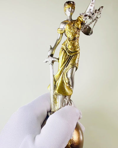 Statuette der Göttin der Gerechtigkeit – Künstlerische Dekoration für das Regal, Kunsthandwerk aus Harz, Personalisierung mit Gravur