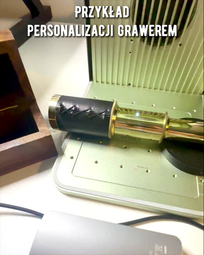 Reisebrille Paradies – Handwerk - Personalisierung mit Gravur