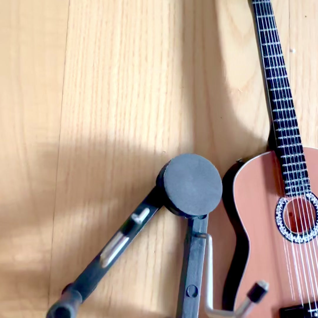 Mini-Klassikgitarre mit Gravur – mahagoniholzene Dekoration, 25 cm