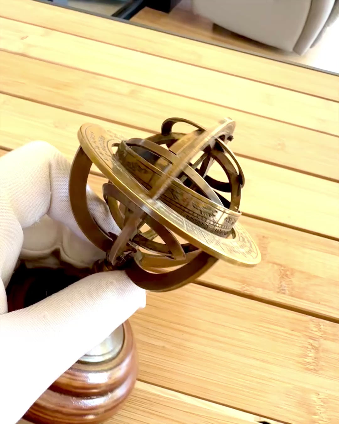 Messing-Astrolabium 14 cm mit Gravur – einzigartiges Geschenk für Astronomie-Liebhaber, elegante Dekoration aus Messing und Holz in Goldfarbe