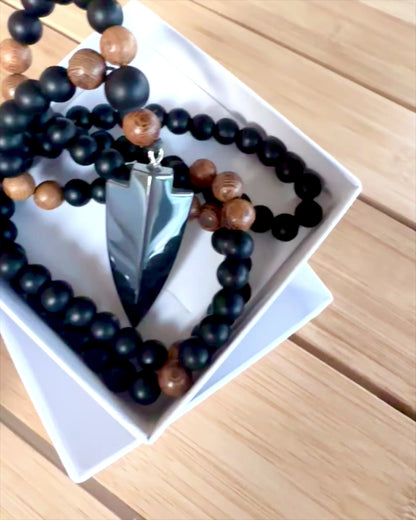 Strzała Mocy – Halskette mit schwarzem Obsidian und Holzperlen, personalisiert mit Gravur als Geschenk