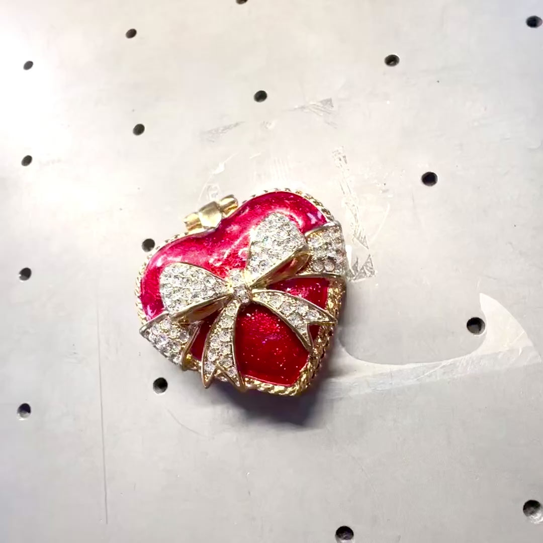 Metall-Schmuckbox in Herzform mit Kristallen, rot-gold-silber, personalisierbare Gravur, ideales romantisches Geschenk, Maße 4,8 x 4 x 2,5 cm  