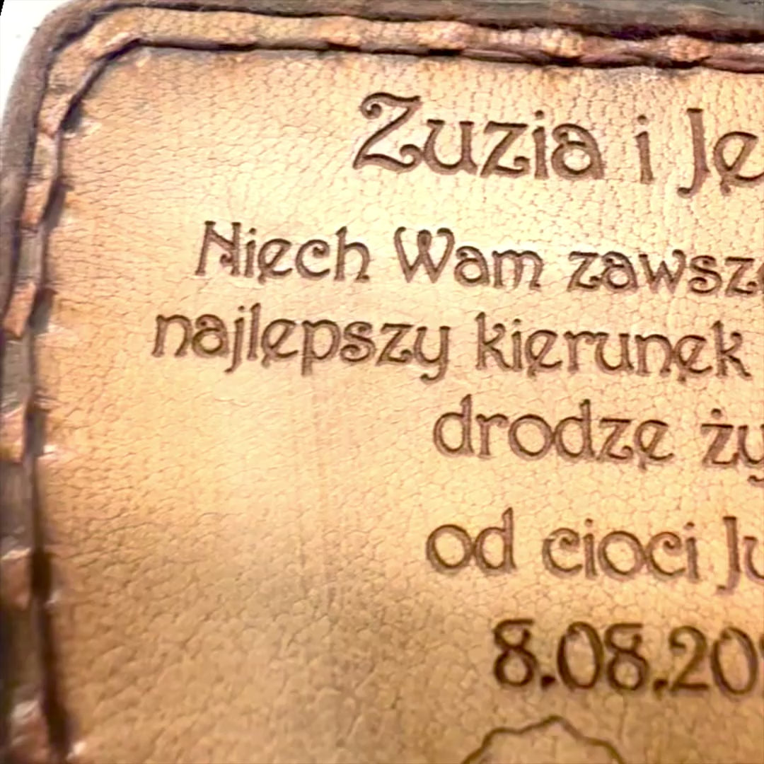 Wanderer-Kompass mit personalisierter Gravur in Lederetui – Messing-Retro-Gadget als Geschenk, 9,25 cm mit inspirierendem Schriftzug