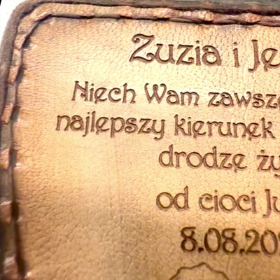Wanderer-Kompass mit personalisierter Gravur in Lederetui – Messing-Retro-Gadget als Geschenk, 9,25 cm mit inspirierendem Schriftzug