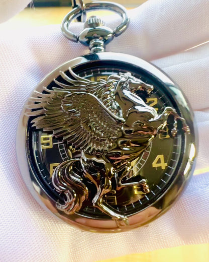 Taschenuhr "Equus Tempus" - Schwarz mit Pferdemotiv, personalisierbar mit Gravur - schwarzes Zifferblatt