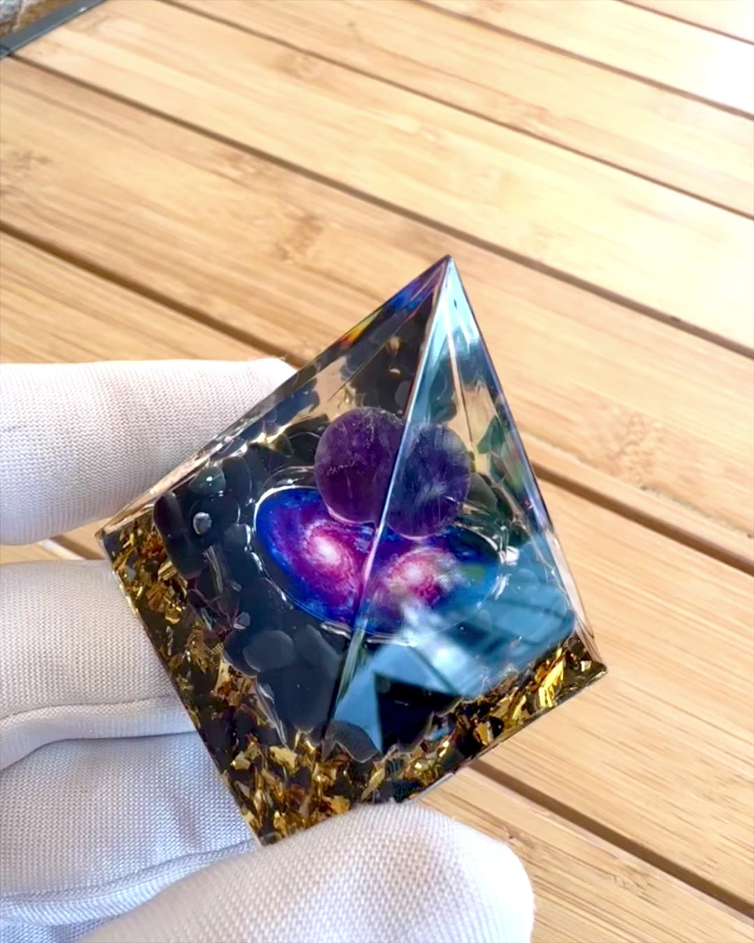 Orgonit-Energiepyramide der Kosmischen Energie - Amulett mit Amethyst und Spänen