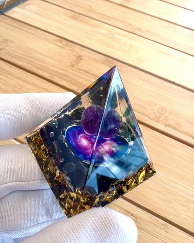 Orgonit-Energiepyramide der Kosmischen Energie - Amulett mit Amethyst und Spänen