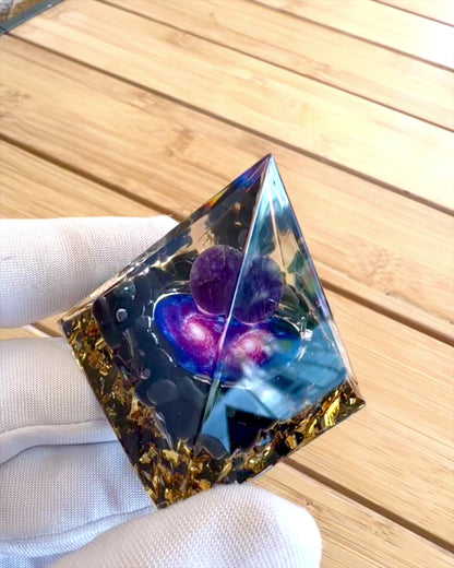 Orgonit-Energiepyramide der Kosmischen Energie - Amulett mit Amethyst und Spänen