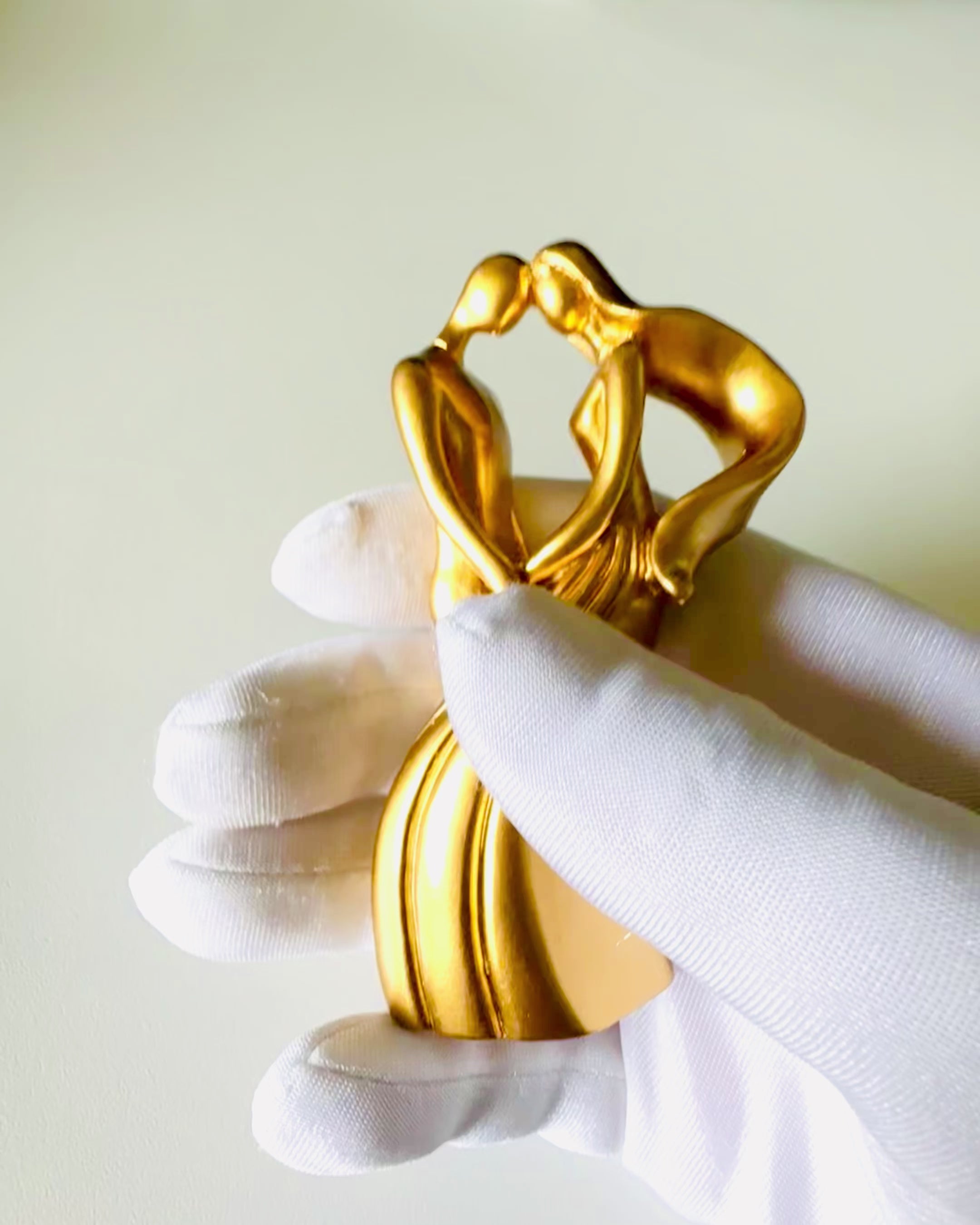 Skulptur der Liebe - "Ewige Leidenschaft" - Kleine dekorative Figur in Goldfarbe mit Gravuroption