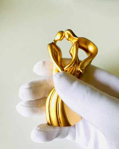 Skulptur der Liebe - "Ewige Leidenschaft" - Kleine dekorative Figur in Goldfarbe mit Gravuroption