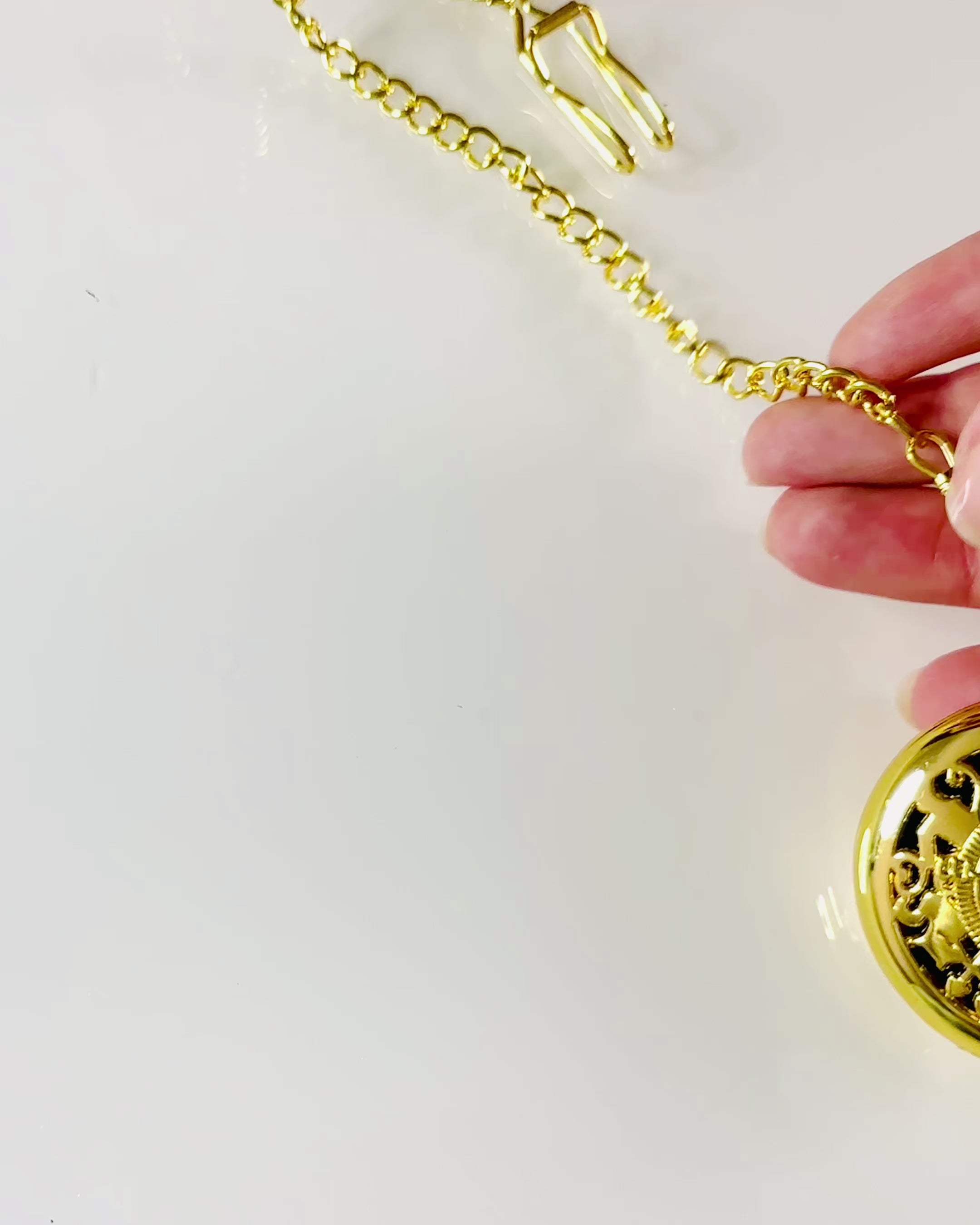 Vintage-Navigationskompass in Gold mit dekorativem Muster – Ausrüstung für Bergabenteuer und Entdeckungen. Personalisierung mit Gravur