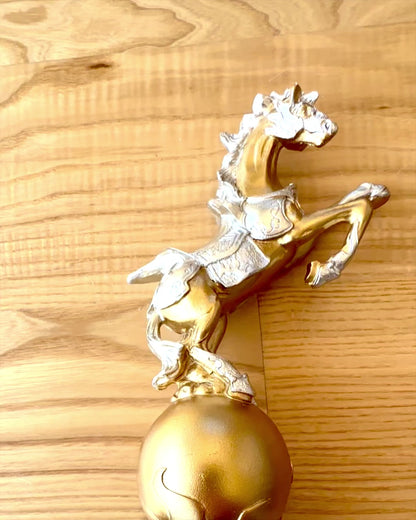 Elegante Statuette "Złoty Rumak" - mit Gravurmöglichkeit als Geschenk