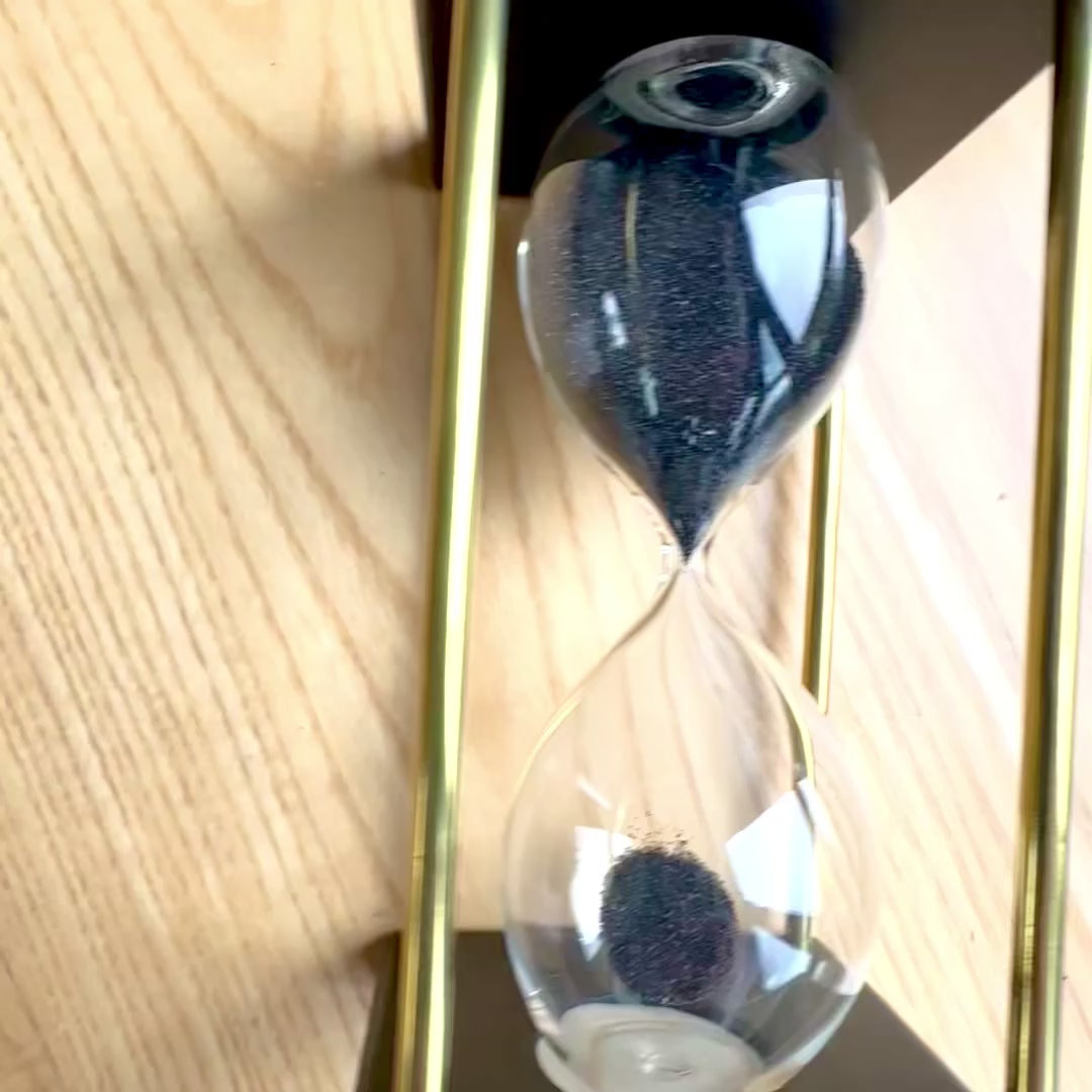 Messing-Holz-Sanduhr 5 Minuten mit schwarzem Sand und personalisierbarer Gravur – elegante Retro-Dekoration als Geschenk, Höhe 16 cm