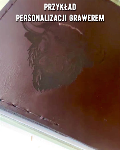 Etui „Reisender“ - Lederhülle für den Reisepass, Personalisierung mit Gravur - 2 Farbvarianten