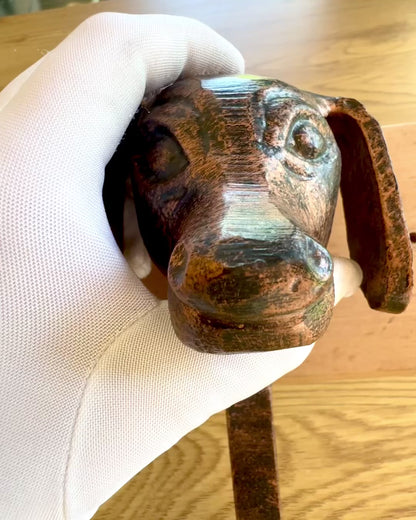 Messinghaken Hund Freund, handgefertigt, Möglichkeit der Personalisierung mit Gravur auf Holz