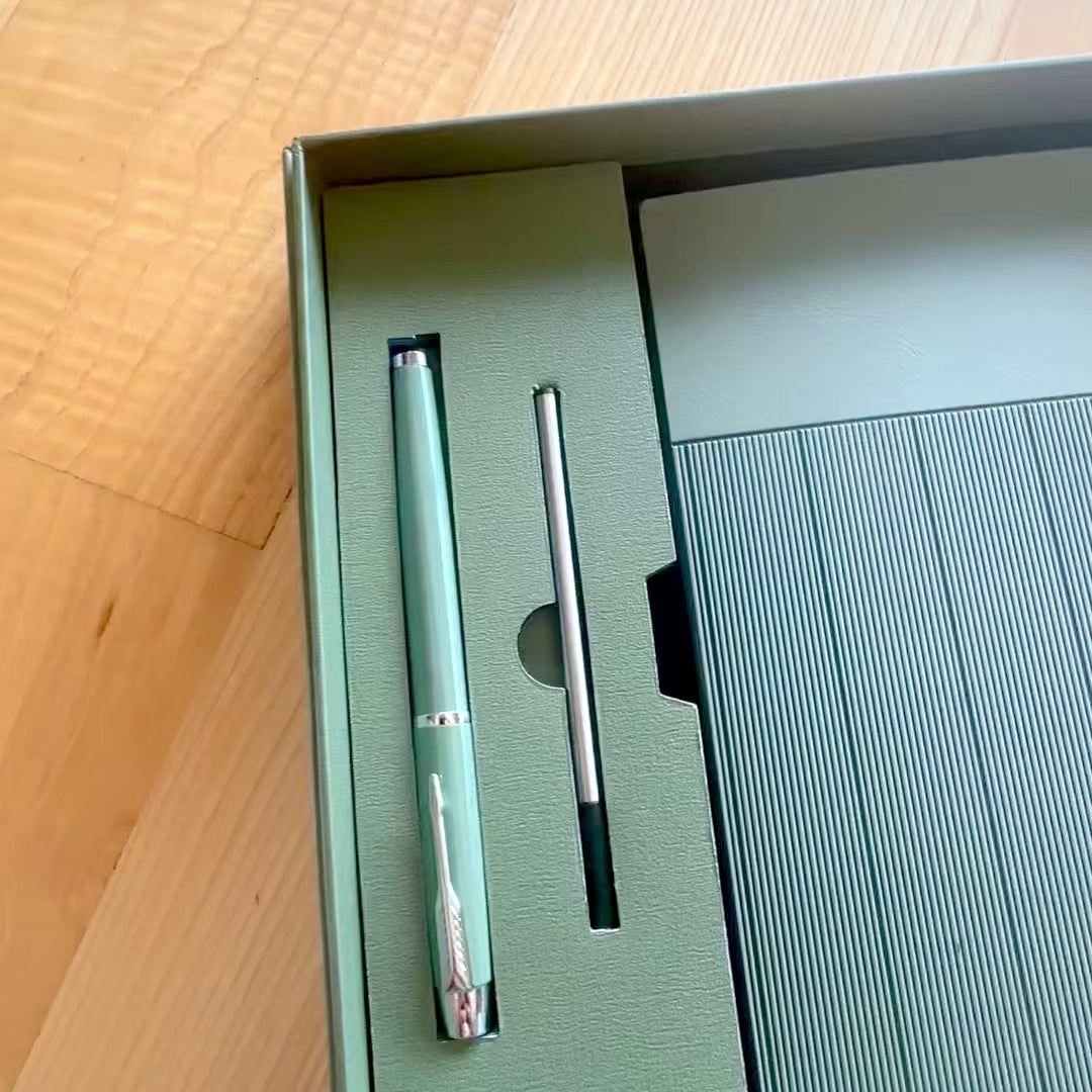 Elegantes Geschenkset mit personalisierter Gravur - Leder-Notizbuch A5 in Olivgrün mit Kugelschreiber und Ersatzmine in ästhetischer Geschenkbox