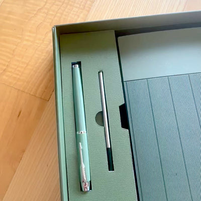 Elegantes Geschenkset mit personalisierter Gravur - Leder-Notizbuch A5 in Olivgrün mit Kugelschreiber und Ersatzmine in ästhetischer Geschenkbox