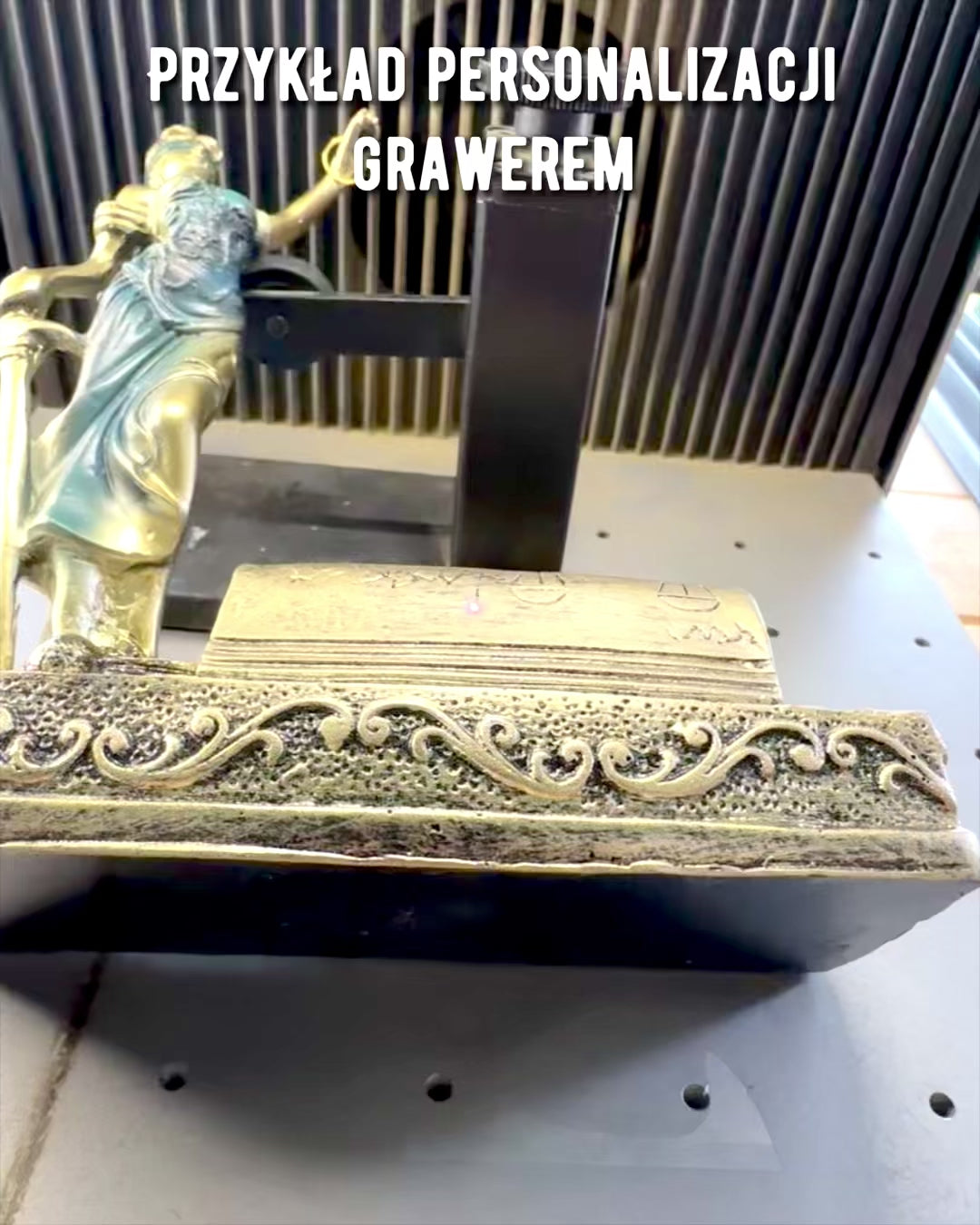 Statuette "Justicia 2" - Göttin der Gerechtigkeit – Künstlerische Dekoration für das Regal, Kunsthandwerk aus Harz, Personalisierung mit Gravur