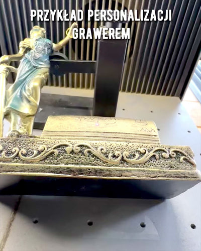 Statuette "Justicia 2" - Göttin der Gerechtigkeit – Künstlerische Dekoration für das Regal, Kunsthandwerk aus Harz, Personalisierung mit Gravur