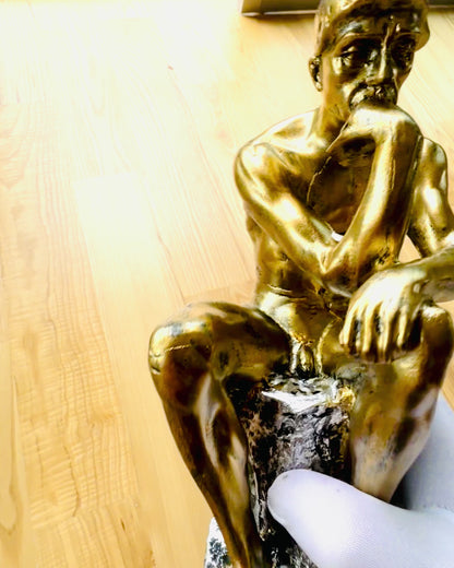 Złoty Myśliciel - Figur aus Harz, Personalisierung mit Gravur