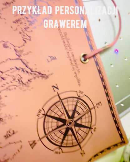 Retro Hellbraun - matt, ledernes Federmäppchen im Reisenden-Stil mit Weltkarte – Praktisch und Geräumig. Personalisierung mit Gravur.