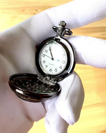 Taschenuhr "Mystic Wolves" mit Personalisierungsoption durch Gravur