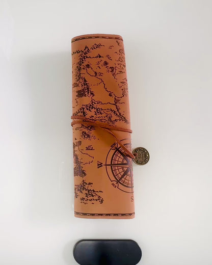 Retro Hellbraun - matt, ledernes Federmäppchen im Reisenden-Stil mit Weltkarte – Praktisch und Geräumig. Personalisierung mit Gravur.