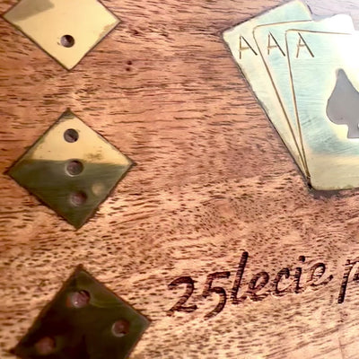 Elegantes Spielset mit zwei Kartendecks und Würfeln in Holzbox mit Messingverzierungen – Personalisierte Gravur  