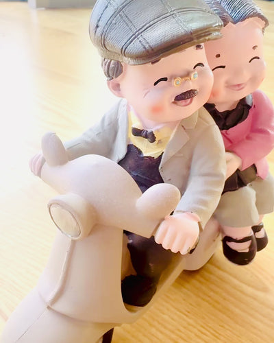 Dekorative Figur Verliebte auf einem Roller - Personalisierung mit Gravur als Geschenk