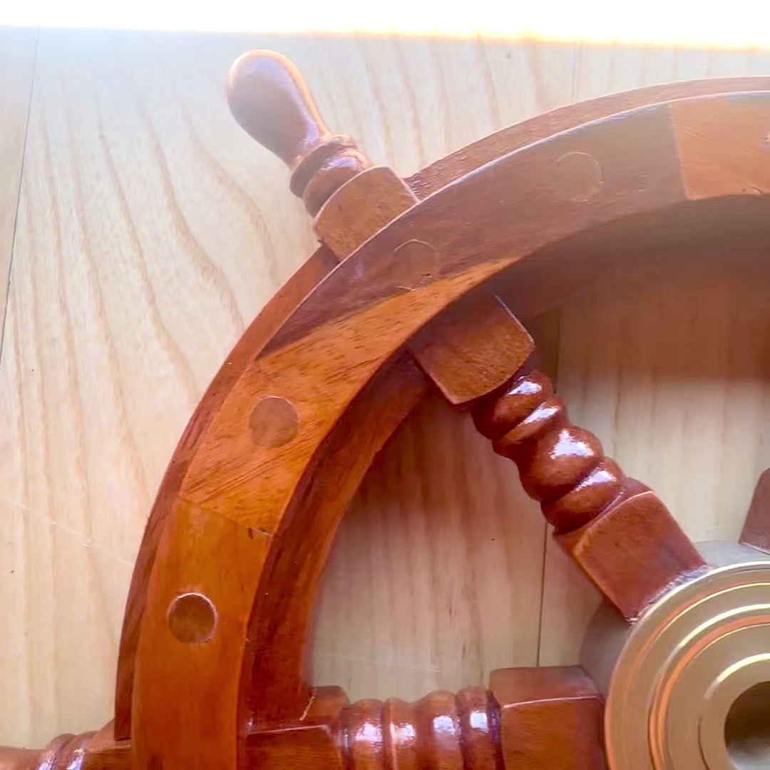 Hölzernes Steuerrad mit Messingeinsatz und Platz für einen Keil - Durchmesser 30 cm - ideales Geschenk mit Möglichkeit zur Personalisierung durch Gravur - maritimer und Retro-Stil