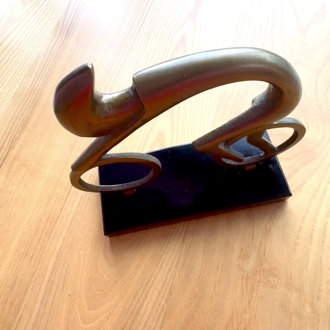Radfahrerfigur Radfahrer VB26/9 mit Gravur – elegantes Geschenk für Radfahrer, Höhe 18 cm, Messing und Schwarz, minimalistische Innendekoration