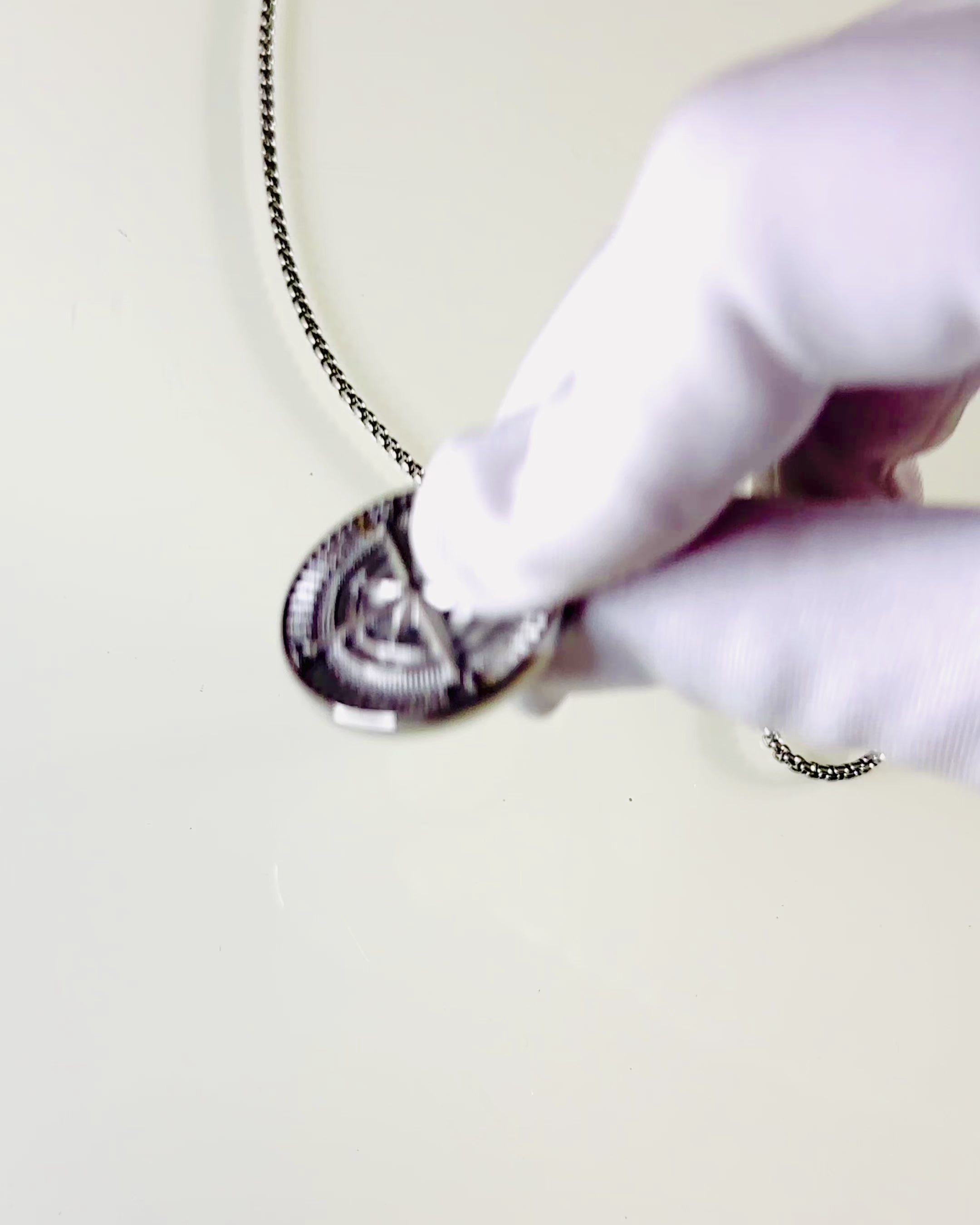 Halskette mit Kompass – Geschmiedeter Schmuck aus Edelstahl für Männer und Frauen in zwei Farben, mit Gravur