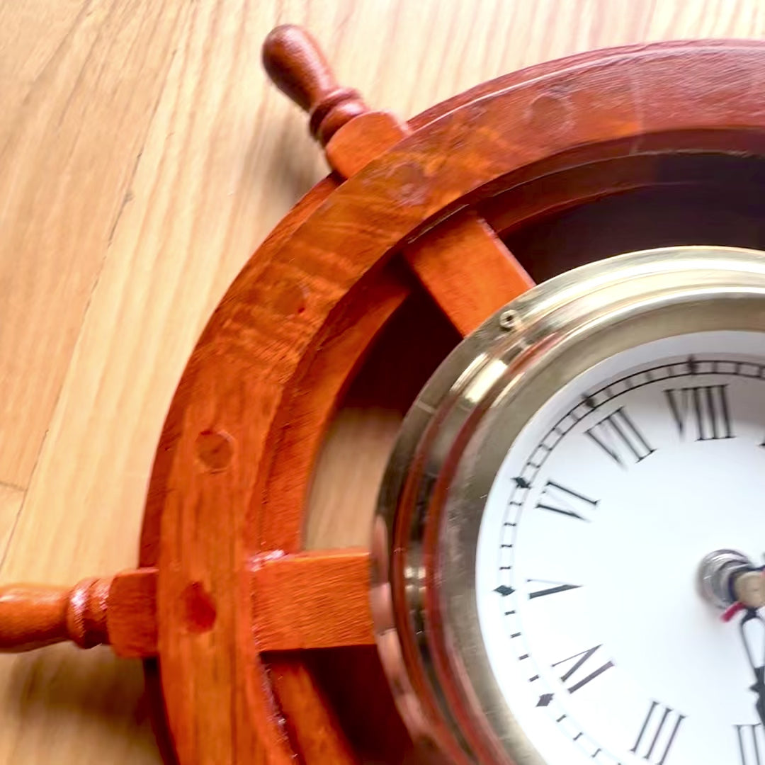 Maritime Uhr in einem hölzernen Steuerrad mit Messing