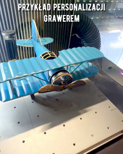 Metallmodellflugzeug Blue Baron – retro, als Geschenk, mit Gravuroption
