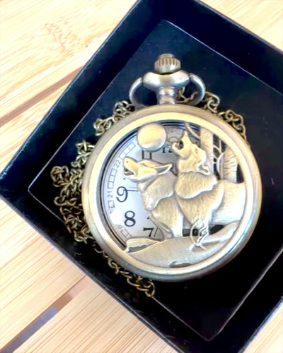 „Luna Wolf” – Stilvolle Taschenuhr mit Wölfen, personalisierbar mit Gravur als Geschenk