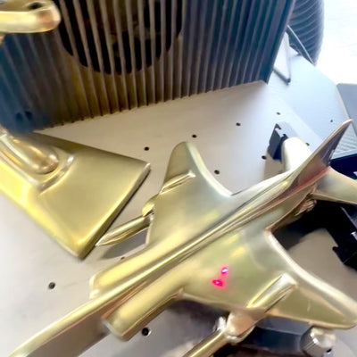 Metallmodell des Jagdflugzeugs Jaguar in Gold mit Gravurmöglichkeit