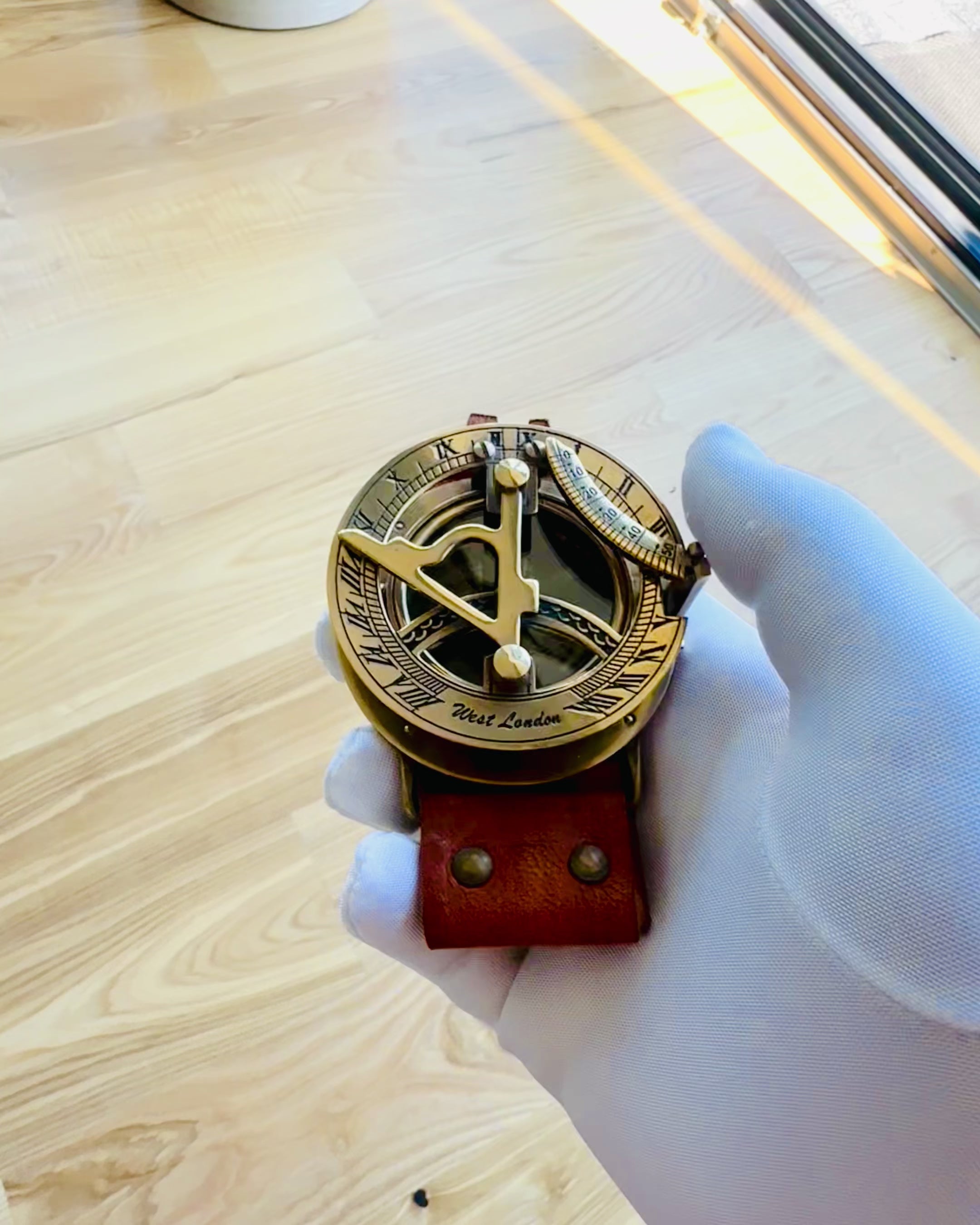 Sonnenuhr "Antiker Kompass", Armbanduhr mit Kompass, Personalisierung mit Gravur möglich