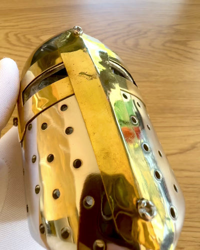 Mini-Ritterhelm „Guardian” aus Messing – handgefertigt, 12 cm, personalisierbar mit Gravur als Geschenk