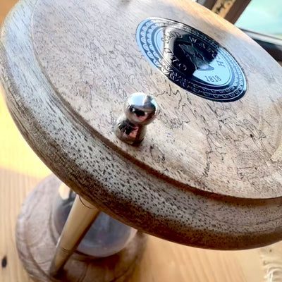 Messing-Holz-Sanduhr 10 min mit Gravur - elegantes Geschenk in Schwarz, Höhe 25 cm, gefertigt aus Metall, Glas und Mangoholz