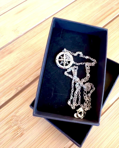 Silberne Halskette mit kleinem Symbol - „Reisekompass“, personalisierbar mit Gravur als Geschenk