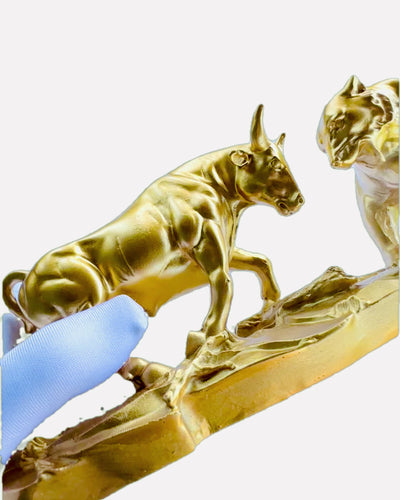 Duel der Mächtigen - Dekorative Skulptur Stier und Bär - Personalisierung mit Gravur möglich - Farbe Gold