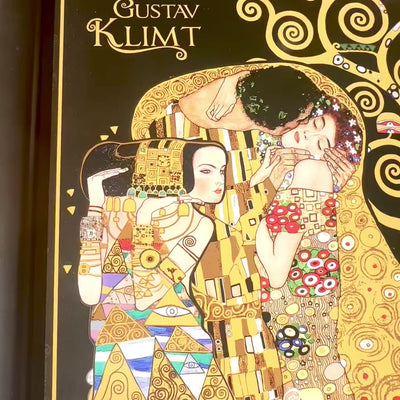 Laptop-Unterlage G. Klimt, Collage (CARMANI) mit Möglichkeit zur Personalisierung durch Gravur, ideal als Geschenk, Maße 30.5x40.5cm, stilvoll und bequem für die Arbeit auf den Knien