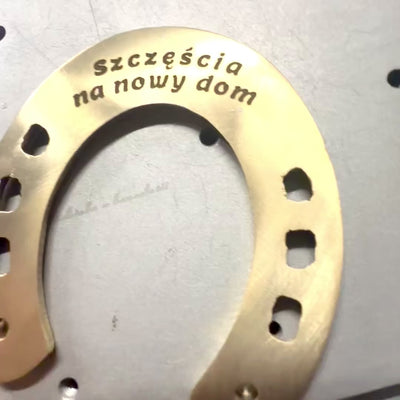 Messing-Hufeisen 7 cm mit Gravur - Elegantes Geschenk zum Einzug, Abitur oder neuen Job, goldene Verzierung mit Schriftzug Good Luck