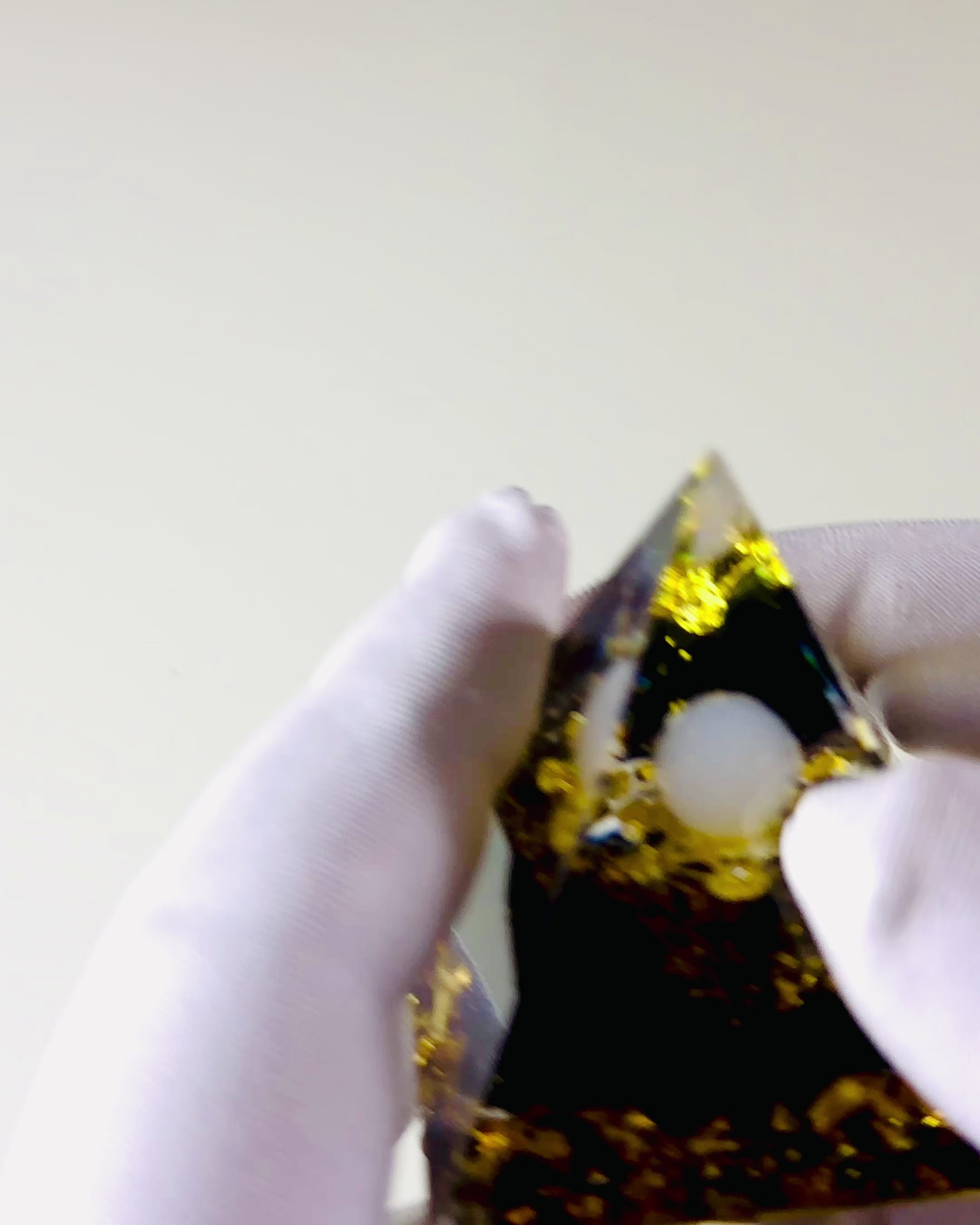 Orgonit-Pyramide mit Obsidian – Chakra-Energie-Generator, Reiki-Meditationswerkzeug mit Naturstein
