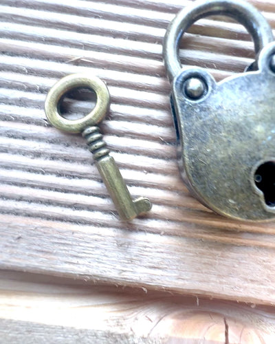 Miniatur-Liebesschlösser - Set aus 2 gravierten Retro-Schlössern, Personalisierung als Geschenk